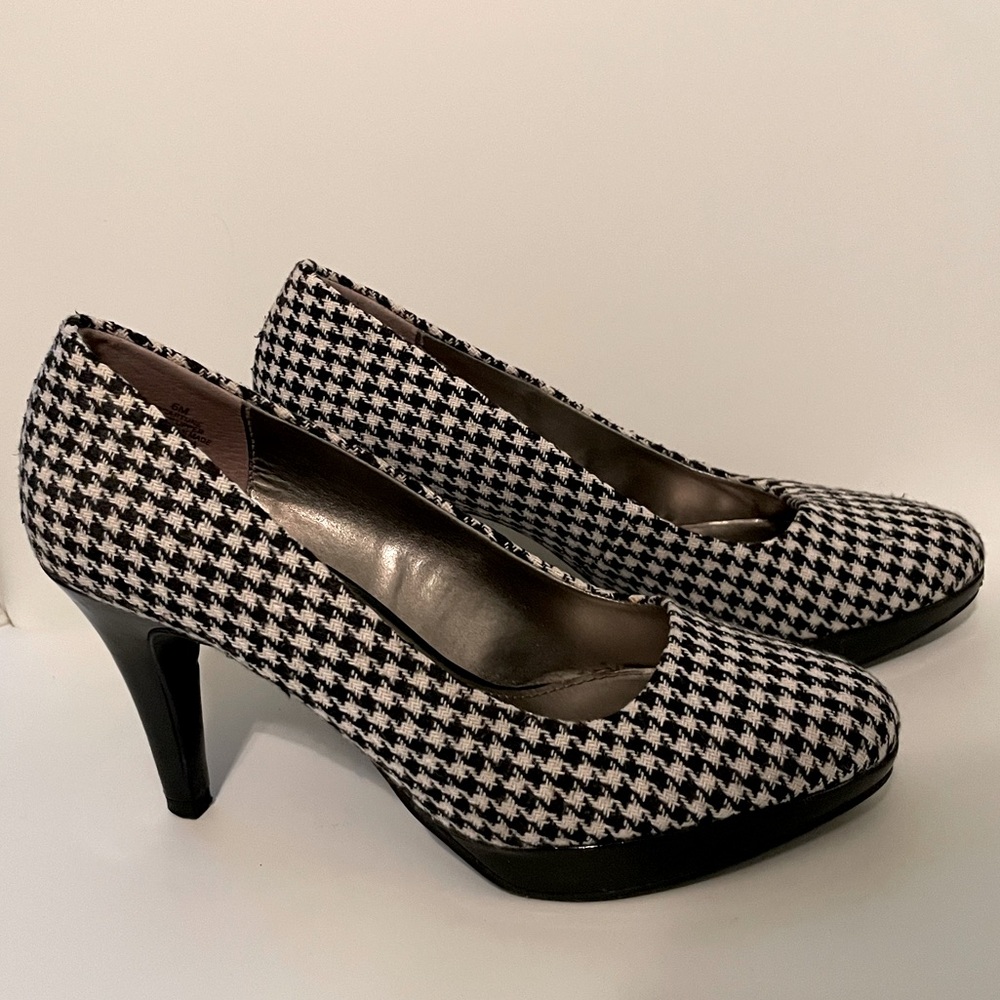 Super cool black & white houndstooth platform heels